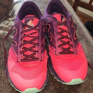 New balance tennis shoes